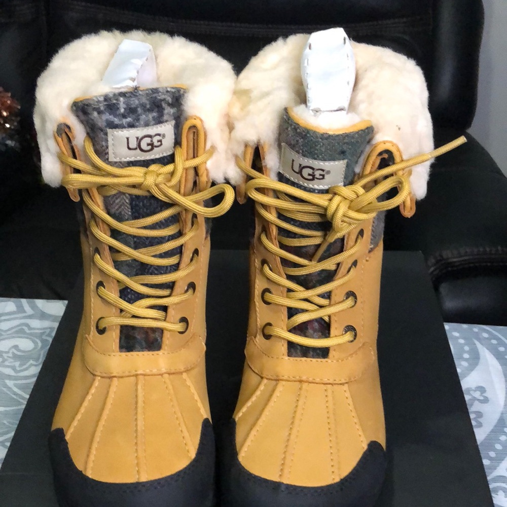 New in box men UGGs size 7 women’s size 9